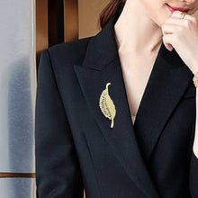 Load image into Gallery viewer, 3W1765G - Flash Gold Brass Brooches with AAA Grade CZ in Clear